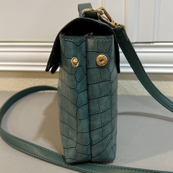 Vera New York Shoulder Bag - Picture 10 of 14